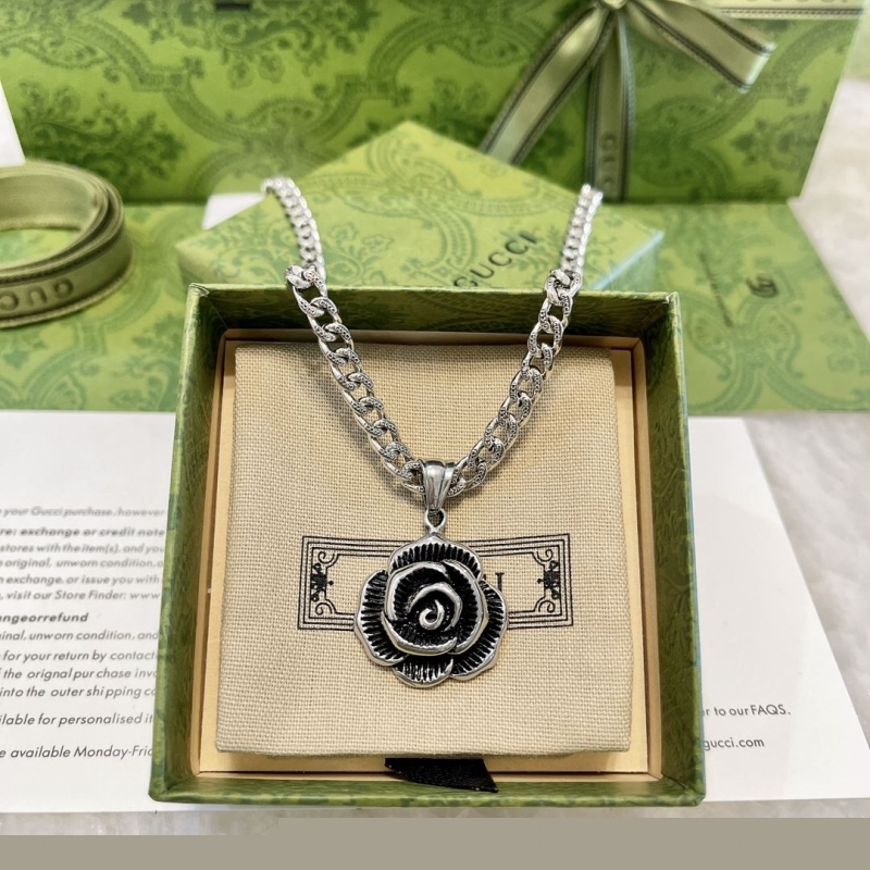 G*u*i necklaces